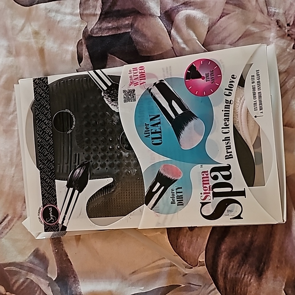 SIGMA SPA BRUSH CLEANING GLOVE COLOR BLACK USED